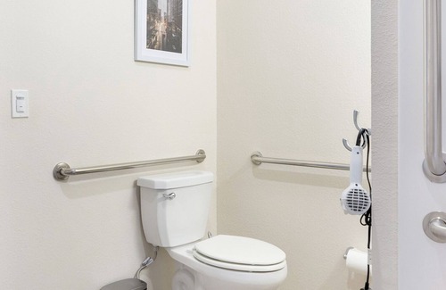 Overland Park Apartment | Modern Apartment in Prime Location (ID9271X34)