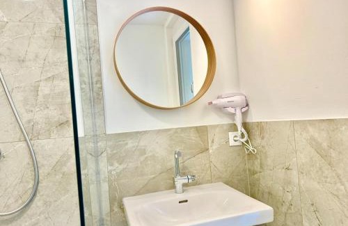 Wiener Neudorf Apartment | Modern Apartment with Terrace Patio near SCS
