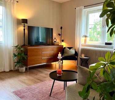 Sinsen Apartment | Modern apartment with a balcony and free parking