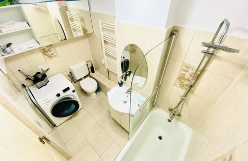 Onesti Apartment | Modern Apartment with a Great View