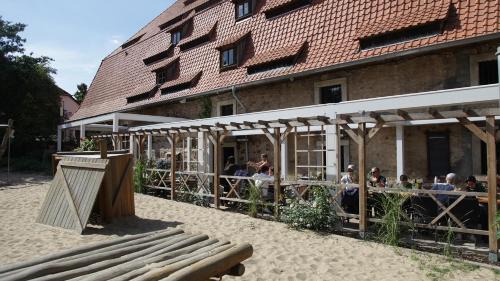 Wolfsburg Apartment | Modern Apartment with Balcony & Parking