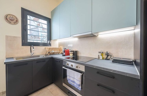 Exarhia Apartment | Modern Apartment with Balcony & Work Space