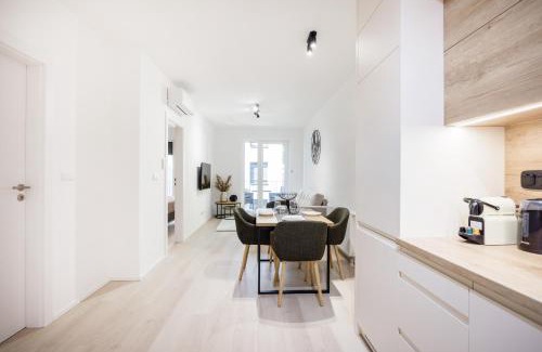 Nepszinhaz negyed Apartment | Modern Apartment with Balcony and Parking