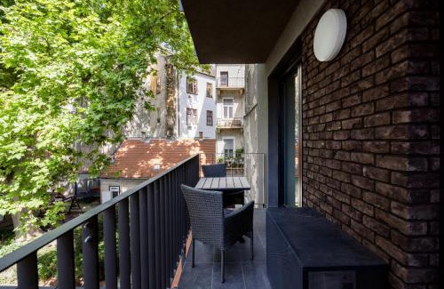 Nepszinhaz negyed Apartment | Modern Apartment with Balcony and Parking