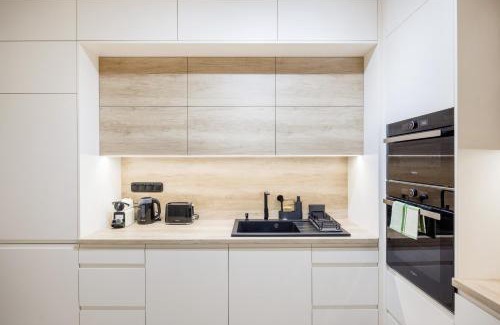 Nepszinhaz negyed Apartment | Modern Apartment with Balcony and Parking
