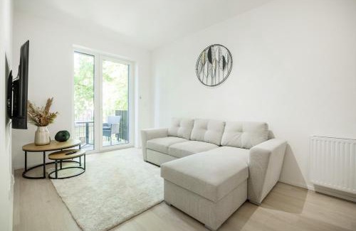 Nepszinhaz negyed Apartment | Modern Apartment with Balcony and Parking