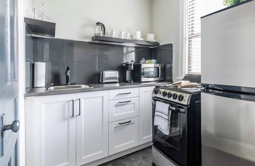Hamilton Apartment | Modern Apartment with Kitchen on James St