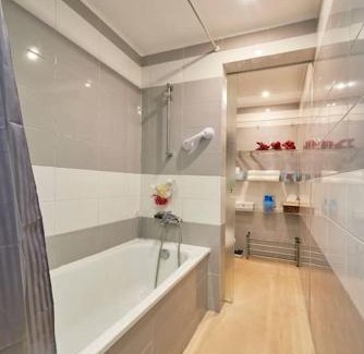 Lumiar Apartment | Modern apartment with garage and pool