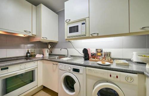 Lumiar Apartment | Modern apartment with garage and pool