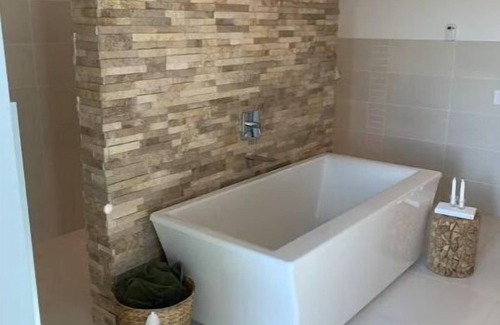 Southeast Kelowna House | Modern Apple Orchard Estate