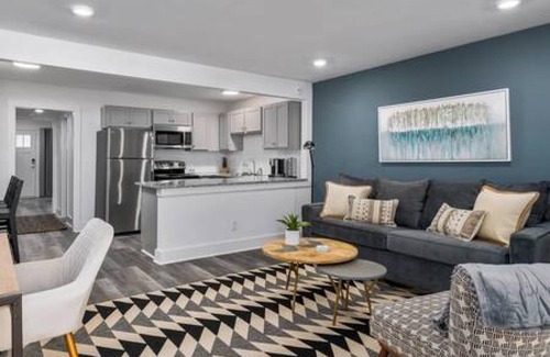Forest Park Apartment | Modern Apt Close to Restaurants - Highland Golf