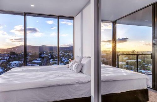 Toowong Apartment | Modern APT in Toowong with Mountain View