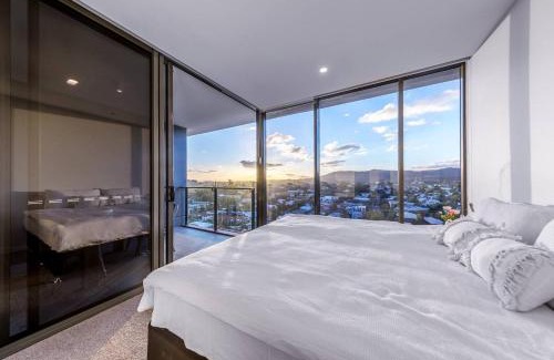 Toowong Apartment | Modern APT in Toowong with Mountain View
