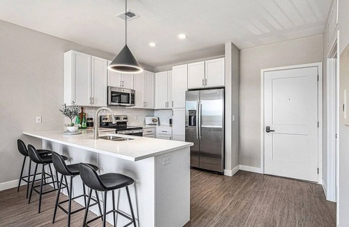 Lee's Summit Apartment | Modern Apt. Lee's Summit Oasis + EV Charger, Shops, Dining, Park, Gym, & Freeway