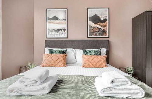 Rushmoor District Apartment | Modern Apt, town centre, 4 guests, pkg, wifi by Tent serviced apartments