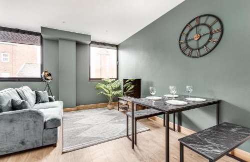 Rushmoor District Apartment | Modern Apt, town centre, 4 guests, pkg, wifi by Tent serviced apartments