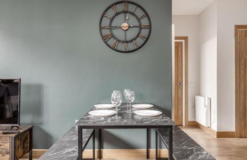 Rushmoor District Apartment | Modern Apt, town centre, 4 guests, pkg, wifi by Tent serviced apartments