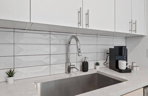 Aurora Apartment | Modern Apt w/Gym and Workspace