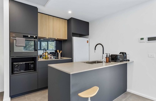 Lyneham House | Modern Artistic Apartment with Front Yard, Private Access, Family Friendly