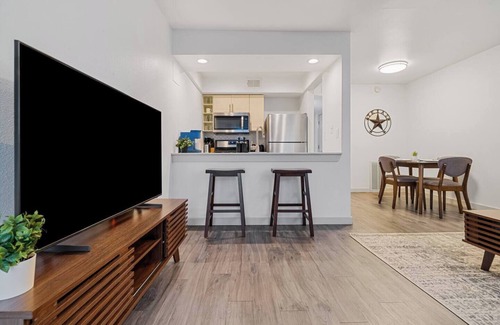 Austin Apartment | Modern Austin King Suite–Walk to DT/6th St–F1-ACL