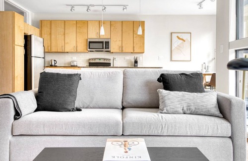 Barton Heights Apartment | Modern Barton Springs 1BR w/ Gym, Pool & W/D, nr Zilker, by Blueground