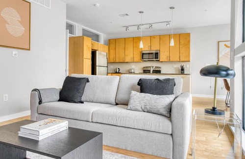 Barton Heights Apartment | Modern Barton Springs 1BR w/ Gym, Pool & W/D, nr Zilker, by Blueground