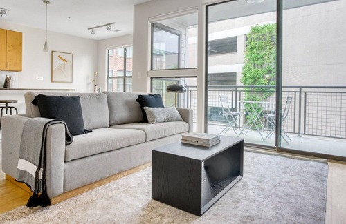 Barton Heights Apartment | Modern Barton Springs 1BR w/ Gym, Pool & W/D, nr Zilker, by Blueground