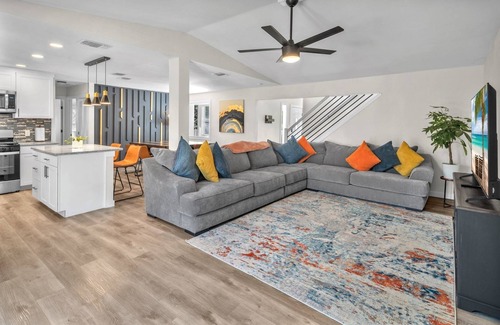 Southside House | Modern Base - Lackland Delight