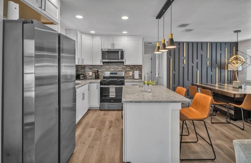 Southside House | Modern Base - Lackland Delight