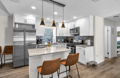 Southside House | Modern Base - Lackland Delight