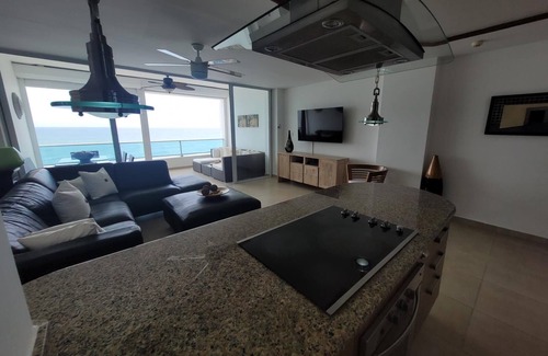 Villas Del Mar Condo | Modern Beach Front Apartment, Underground parking & fast wifi - 100 Mbps