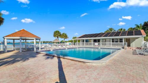 Bayview House | Modern Beach Home - Mins To Beach, Pool, Hot Tub
