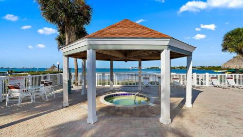 Bayview House | Modern Beach Home - Mins To Beach, Pool, Hot Tub