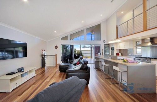 Woodgate House | Modern Beach House Close to Beach
