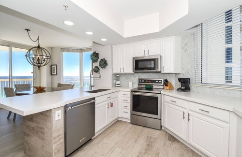 Destin Condo | Modern beachfront condo w/expansive private balcony in Destin! Open 7/26-7/28!