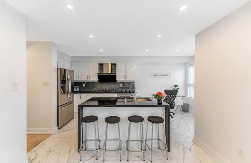 Bayview Glen House | Modern & Beautifully Decorated -3 Bdrm W/1Parking!