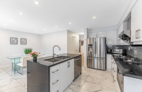 Bayview Glen House | Modern & Beautifully Decorated -3 Bdrm W/1Parking!