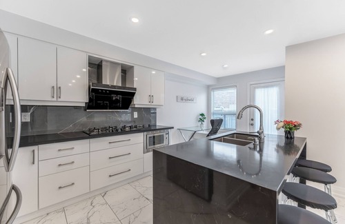 Bayview Glen House | Modern & Beautifully Decorated -3 Bdrm W/1Parking!