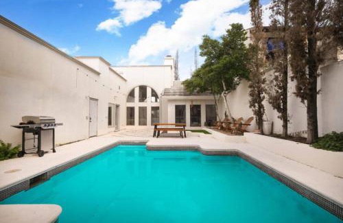 Medical Center District House | Modern Boho 5BR W Pool Six flags