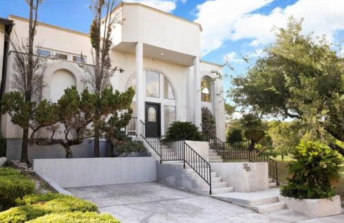 Medical Center District House | Modern Boho 5BR W Pool Six flags