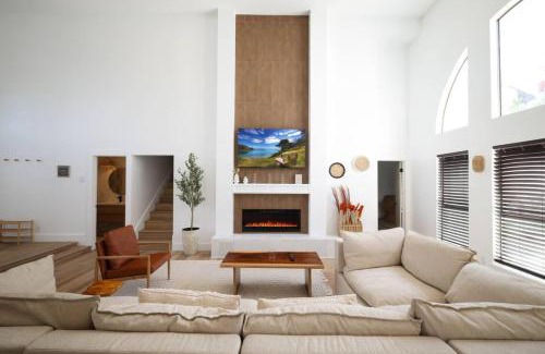 Medical Center District House | Modern Boho 5BR W Pool Six flags