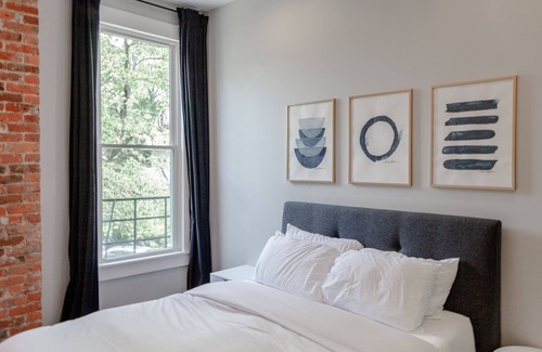 Walnut Hills Condo | Modern Boho Condo<5 Min to Downtown, 40 min to Ark