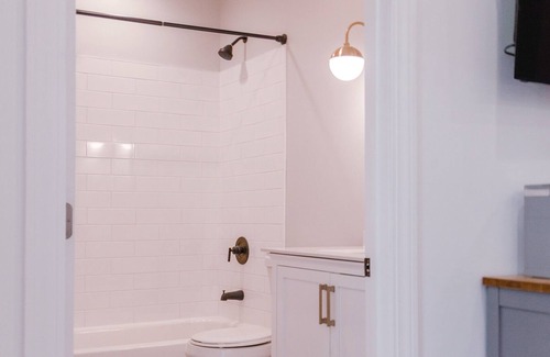 Walnut Hills Condo | Modern Boho Condo<5 Min to Downtown, 40 min to Ark