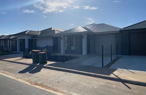 Munno Para House | Modern Brand New 4BR Family Home Walkable to Shops