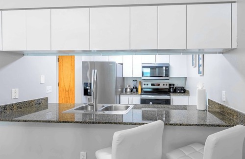Brickell Apartment | Modern Brickell Condo w/Pool