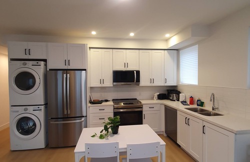 Woodbine Heights Apartment | Modern Bright 2BR Apartment Close to Transit