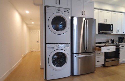 Woodbine Heights Apartment | Modern Bright 2BR Apartment Close to Transit