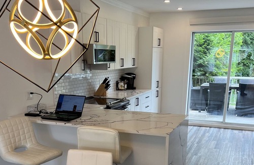 LaSalle Apartment | Modern, Bright and Spacious with parking