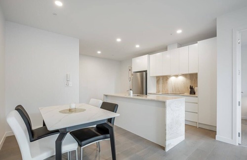 Auckland Central Business District Apartment | Modern Bright Central Apartment by Zodiak Stays