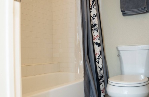 Allandale Condo | Modern Bright Condo with Washer inside, self check-in, gr8 location, quiet